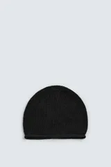Gorro de punto tejido en hilatura de lino, con diseño clásico y acabado con vuelta en el borde.