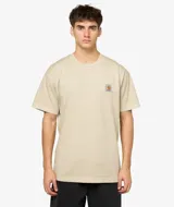 Remera de manga corta Carhartt modelo Vista, color beige con efecto lavado. Presenta cuello redondo y un pequeño parche con el logo de la marca en el lado izquierdo del pecho.