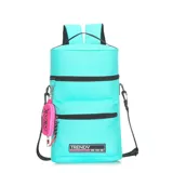 Mochila verde agua de nylon con múltiples cierres y correa personalizable que permite convertirla en bandolera. Tiene capacidad para termos de hasta 1,5 litros.