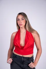 Top rojo con cuello halter, escote drapeado pronunciado y espalda descubierta.