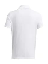 Remera tipo polo Under Armour de manga corta, confeccionada en tejido de punto jersey grueso y suave. Presenta cuello clásico, tapeta con botones y bajo con aberturas laterales. Incluye el logo de la marca bordado en el pecho.