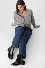 Bota corta de cuero color bordó con acabado brillante, diseño de punta cuadrada y taco geométrico de bloque en color negro.