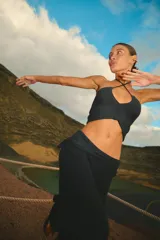 Top tejido negro con breteles finos y escote halter.