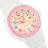 Reloj analógico Casio con caja de resina blanca, bisel rosado y esfera de color claro con números multicolores. Cuenta con malla de resina blanca y resistencia al agua de 100 metros.