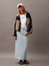 Falda larga de denim celeste, de corte recto y tiro alto.