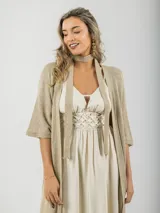 Saco tipo kimono color beige, confeccionado en hilo italiano, de manga corta y corte holgado. Incluye lazo para usar como choker o cinturón.