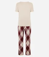 Pijama de dos piezas compuesto por una remera de manga corta en color beige con cuello redondo y un pantalón largo de corte recto con estampado de cuadros estilo argyle en tonos bordó y beige, con cintura elástica.