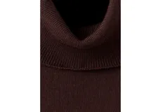 Jersey Luccac de punto fino en color marrón oscuro, con cuello alto vuelto y mangas largas.