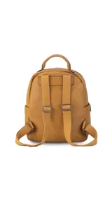 Mochila urbana color beige de símil cuero, con dos bolsillos frontales, bolsillo principal de gran capacidad con dos bolsillos internos con cierre y uno abierto, bolsillos laterales abiertos, asa de mano y correas regulables en galón.
