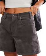 Short de tiro alto con diseño de cinco bolsillos, confeccionado en gamuza vegana de textura suave y silueta relajada.