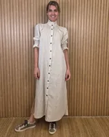 Vestido midi marrón con textura sutil, cuello alto fruncido, cierre frontal con botones y mangas cortas abullonadas con elástico.