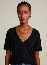 Remera negra de tejido de punto con corte recto, escote en pico, manga corta y acabado pespunteado.