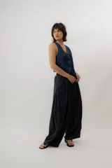 Pantalon sastrero azul marino, de corte ancho y fluido, con cintura elastizada y diseño holgado.