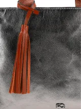 Cartera shopper de cuero graneado metalizado en color plateado, con asas y detalle de borla colgante en color tostado. Cuenta con dos compartimentos con cierre y uno con broche magnético.