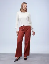 Pantalón de vestir de pierna ancha color marrón, marca Zac & Rachel. Presenta pretina ancha con aplique de botones y bolsillos simulados con tachas.