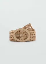 Cinturón de fibras naturales trenzadas en color beige, con hebilla redonda forrada en el mismo material y detalle de eslabones metálicos en el centro.