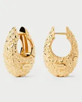 Aros de oro con textura irregular.