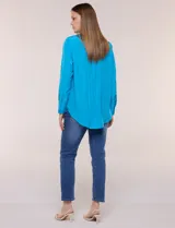 Camisa de satén blanca de la marca Floral & Ivy, con cuello con solapa, cierre frontal de botones, manga larga con puño ancho y bolsillo aplicado en el pecho.
