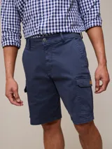 Bermuda cargo de sarga en color azul, con bolsillos laterales con solapa y cierre de botón. Diseño funcional con corte recto y ajuste cómodo.