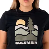 Remera de manga corta color negro con estampado frontal que presenta un paisaje de montañas, un sol y un pino, junto con el logo de la marca Columbia.
