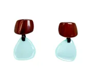 Aros colgantes con pieza superior de resina color marrón y pieza inferior geométrica de resina color celeste.