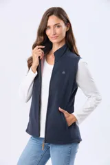 Chaleco polar de alta densidad en color azul marino, con cierre frontal completo, cuello alto y bolsillos laterales con cierre. Presenta un diseño funcional y versátil ideal para usar en capas.