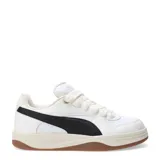 Championes Puma modelo Park Luna, de diseño urbano con inspiración skate. Presentan una capellada blanca con la franja lateral característica de la marca en color negro, cordones gruesos, entresuela en tono crema y suela de goma color caramelo.