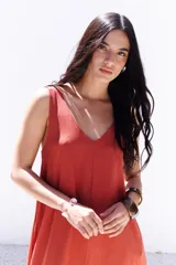 Vestido largo de corte holgado en color azul, con escote en V, breteles regulables y bolsillos laterales. Presenta un delicado diseño de flores bordadas en el lateral inferior.