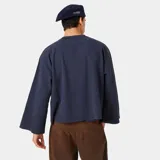 Camiseta de manga larga color azul marino, con corte holgado y estampado frontal del logo "EMESTUDIOS" en color turquesa degradado.