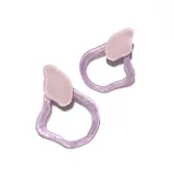 Par de aros colgantes con forma geométrica irregular, con base color lila brillante y pieza superior color rosa pastel.
