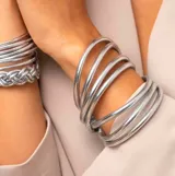 Pulseras tibetanas de caucho color plateado, realizadas con polvo de las ofrendas a los dioses en el Tibet.