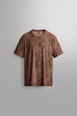 Remera técnica de manga corta Zara Athleticz, de corte regular fit y cuello redondo. Confeccionada en tejido jacquard ligero y elástico en color marrón con efecto texturizado y detalles de logo estampado.