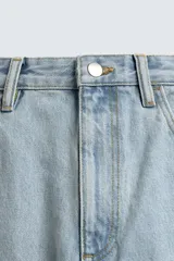 Jeans de hombre color azul claro con efecto lavado, de corte relajado desde la cadera que se estrecha ligeramente en el bajo. Tienen tiro medio, cinco bolsillos y cierre frontal con cremallera y botón.