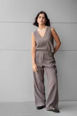 Pantalón sastrero de tiro alto y corte amplio, color gris oscuro, con pinzas en la cintura.