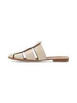 Sandalias tipo mule de cuero color crudo, con diseño de tiras anchas entrelazadas y punta cerrada.