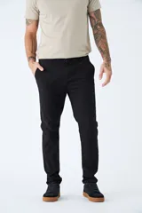 Pantalón chino negro de gabardina con corte slim y logo bordado.
