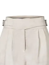 Short de tiro alto confeccionado en lino orgánico, con diseño de cintura cruzada, hebillas laterales ajustables, pinzas frontales y ruedo con dobladillo.