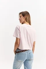 Remera oversize crop marrón de corte amplio y largo corto, con mangas cortas y cuello redondo.