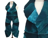 Bufanda larga de lana afieltrada, tejida y teñida a mano, con diseño de bloques de color en tonos tierra, negro y verde.