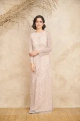 Vestido largo color rosado, con diseño de manga larga y cuello redondo, completamente bordado con lentejuelas y abalorios formando patrones geométricos y florales.