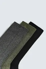 Pack de tres pares de calcetines de tejido acanalado (rib), confeccionados en mezcla de algodón. Los colores incluidos son gris oscuro, verde militar y negro.