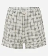 Pijama corto de dos piezas confeccionado en viscolycra con estampado de cuadros. Compuesto por una camisa de mangas cortas con cuello de solapa y cierre frontal de botones, y un short con cintura elastizada.