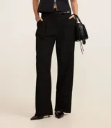 Pantalón de sastrería corte wide leg, color negro, con cintura alta y cinturón de poliuretano incluido con hebilla metálica.