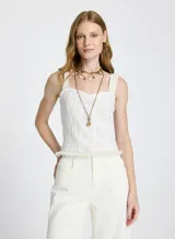 Top blanco de punto texturizado con patrón frontal, corte ajustado, escote corazón, tirantes anchos con borde acanalado y dobladillo deshilachado.