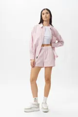 Short piyamero a rayas verticales color verde y blanco, con elástico en la cintura.