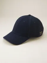 Gorra de béisbol azul marino con visera curva y detalle de costuras en contraste.
