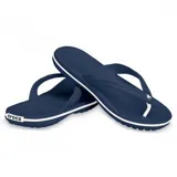 Ojotas tipo flip-flop de color verde oliva con una franja blanca decorativa alrededor de la entresuela. La suela es texturizada y la tira es de TPU.