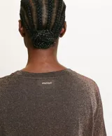 Camiseta negra con brillos, de manga corta y cuello redondo.