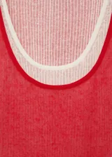 Top de punto fino con diseño de doble capa, compuesto por una musculosa roja sobre una base color crema. Presenta cuello redondo, tirantes anchos y corte recto.