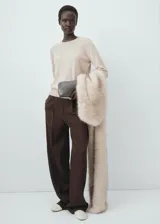 Jersey de punto fino confeccionado en 100% cachemira, con cuello redondo, manga larga y diseño recto.